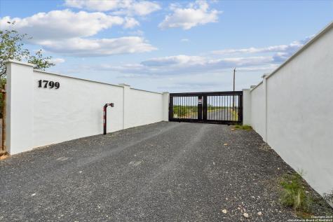 1799 County Road 651 Devine TX 78016