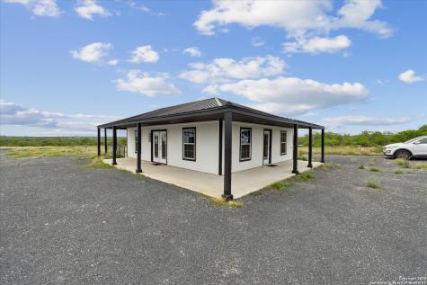 1799 County Road 651 Devine TX 78016
