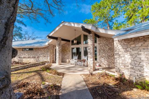 1662 N State Highway 80 Nixon TX 78140