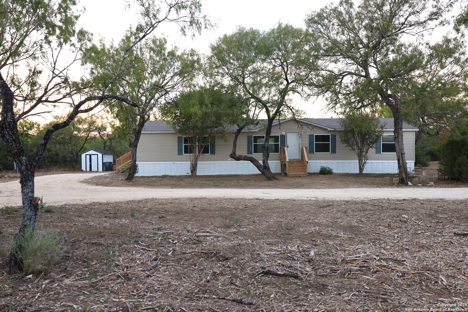 620 East Trail Pleasanton TX 78064