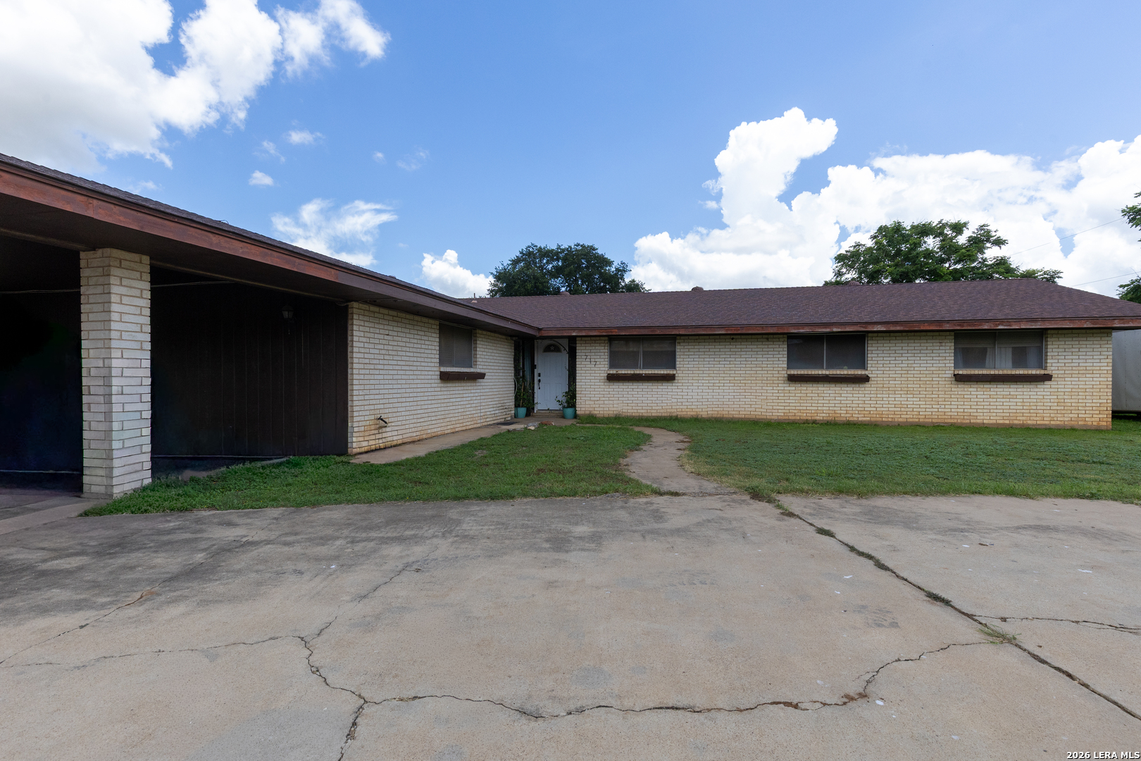 717 E. Brazos Pearsall TX 78061