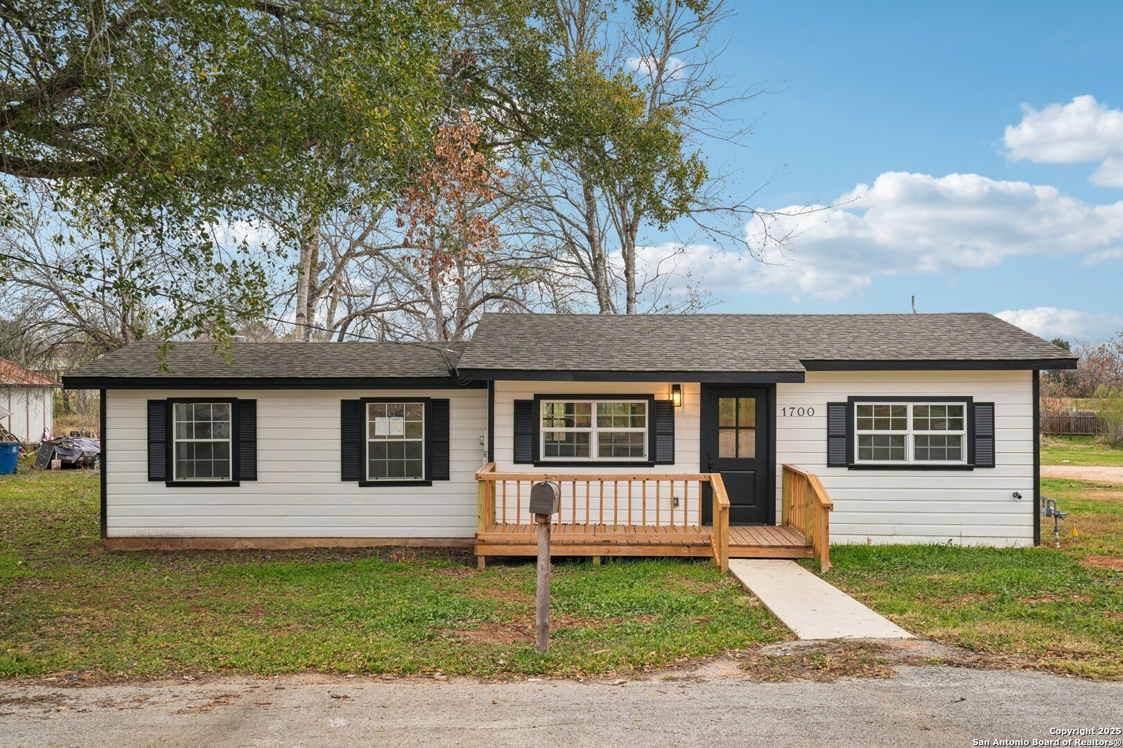 1700 J Street Floresville TX 78114