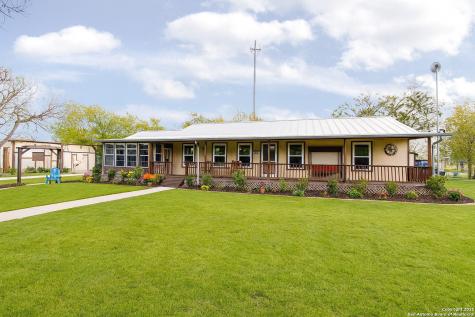 256 County Road 5716 Natalia TX 78059