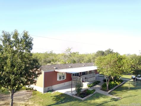 136 County Road 157 Floresville TX 78114