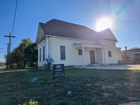 1602 Avenue U Hondo TX 78861