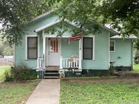 1007 G Street Floresville TX 78114