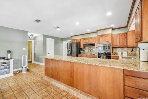 1922 Virginia Lane Floresville TX 78114