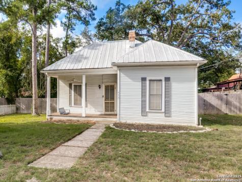 413 E College Street Fredericksburg TX 78624