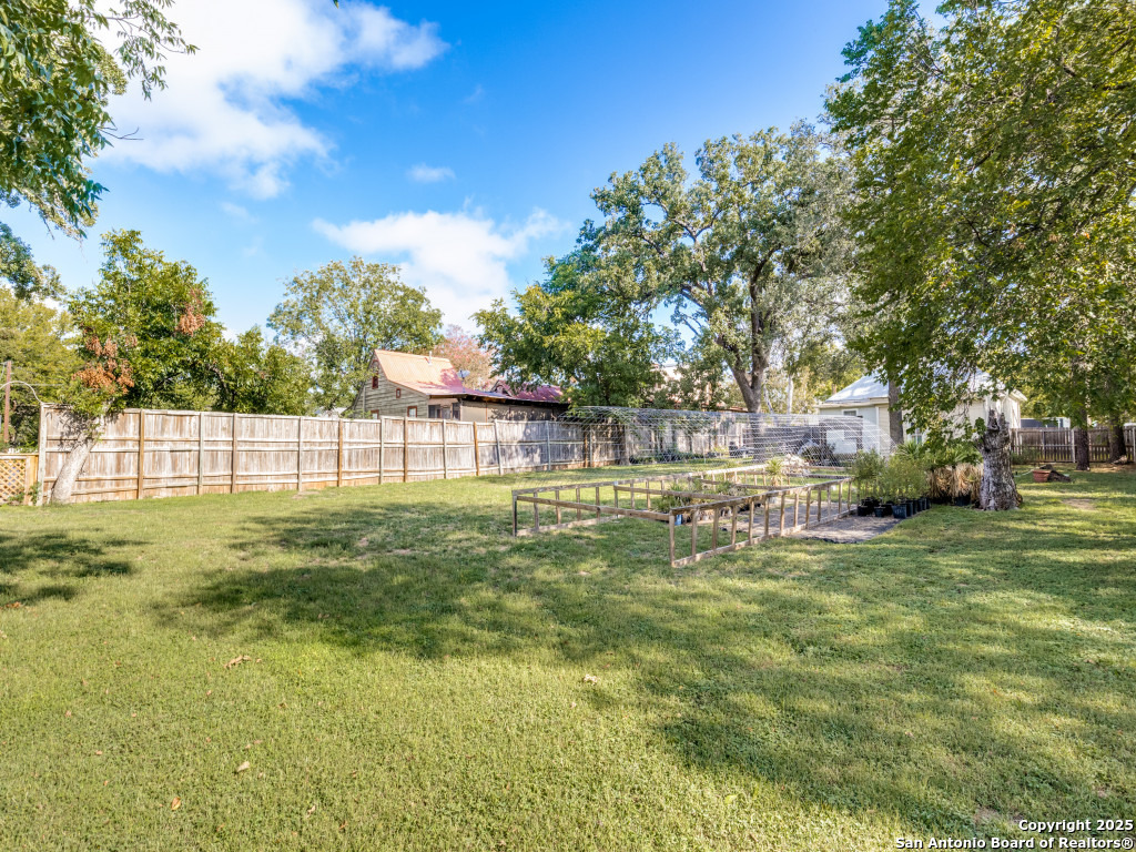 413 E College Street Fredericksburg TX 78624