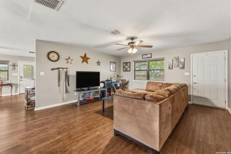 748 Fm 2102 Kenedy TX 78119