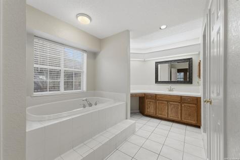 806 Mesquite Karnes City TX 78118