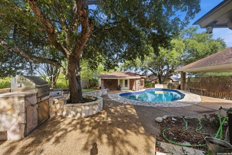 806 Mesquite Karnes City TX 78118