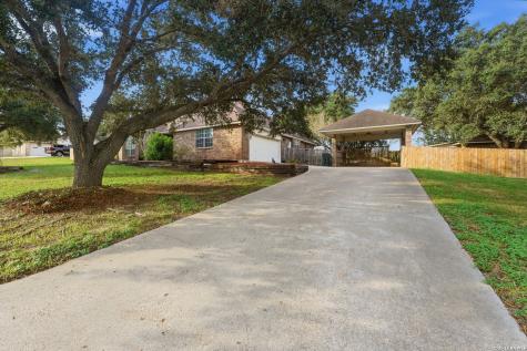 806 Mesquite Karnes City TX 78118