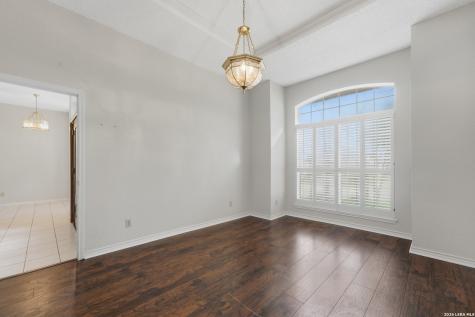 806 Mesquite Karnes City TX 78118