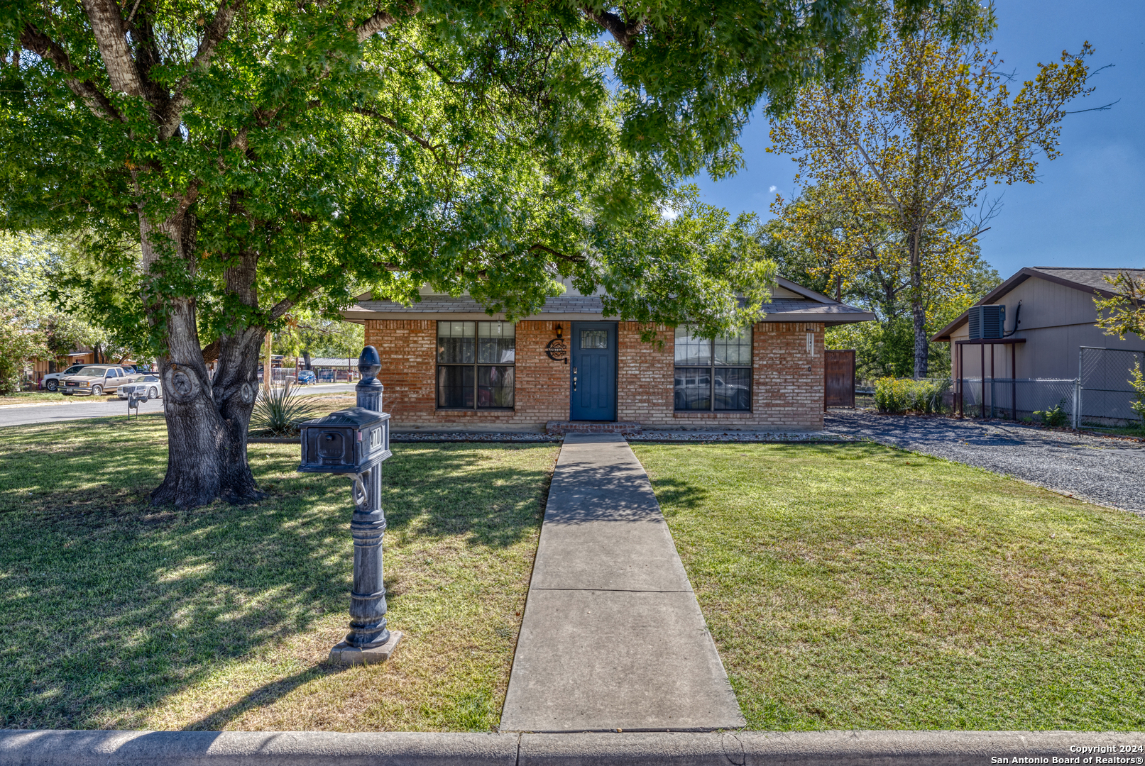 470 N Crisp Street Uvalde TX 78801