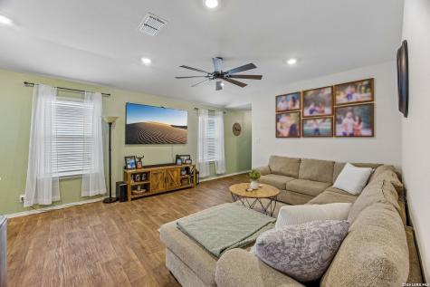 389 Middle Green Loop Floresville TX 78114