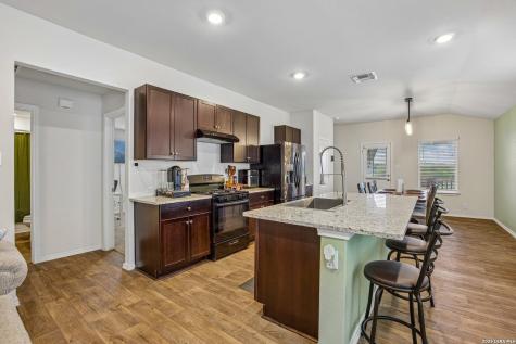 389 Middle Green Loop Floresville TX 78114