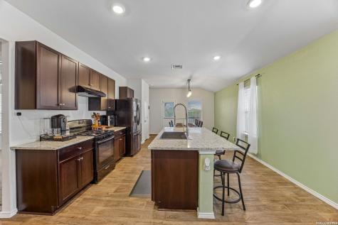 389 Middle Green Loop Floresville TX 78114