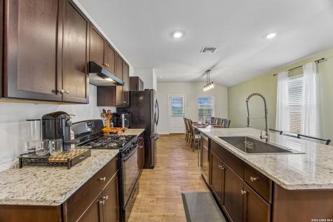 389 Middle Green Loop Floresville TX 78114
