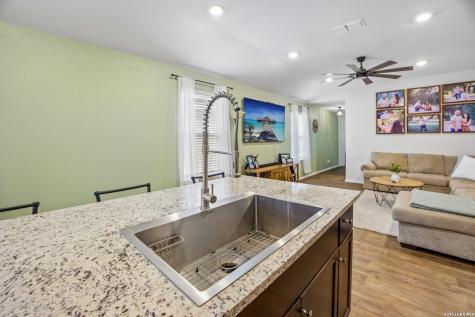 389 Middle Green Loop Floresville TX 78114