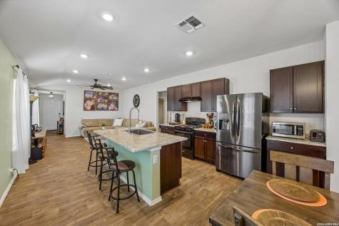 389 Middle Green Loop Floresville TX 78114