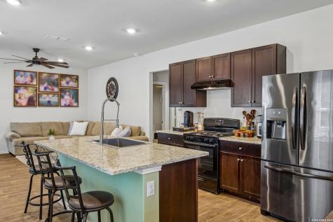 389 Middle Green Loop Floresville TX 78114