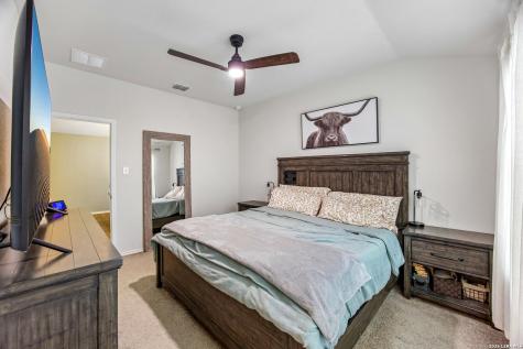 389 Middle Green Loop Floresville TX 78114