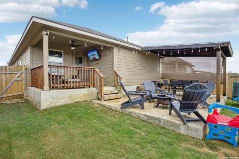 389 Middle Green Loop Floresville TX 78114