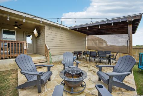 389 Middle Green Loop Floresville TX 78114
