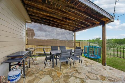 389 Middle Green Loop Floresville TX 78114