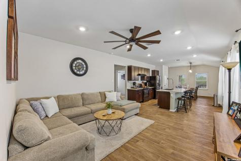 389 Middle Green Loop Floresville TX 78114
