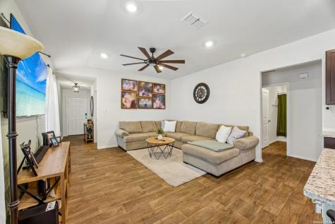 389 Middle Green Loop Floresville TX 78114