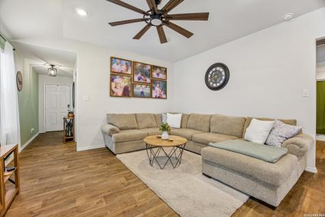 389 Middle Green Loop Floresville TX 78114