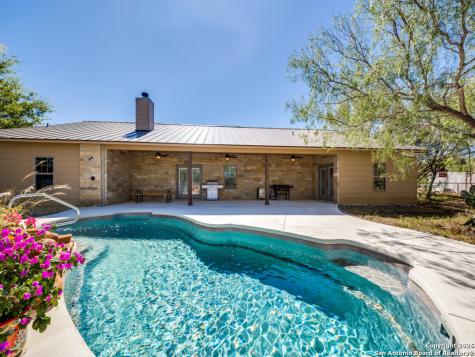 6472 Bluntzer Road Jourdanton TX 78026