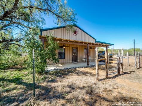 6472 Bluntzer Road Jourdanton TX 78026