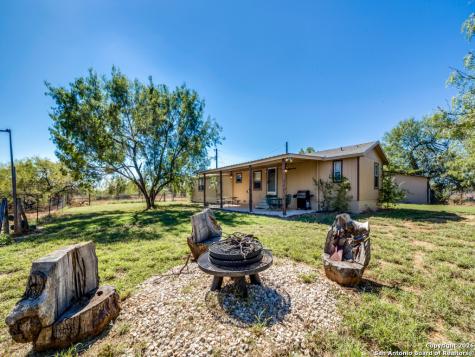 6472 Bluntzer Road Jourdanton TX 78026