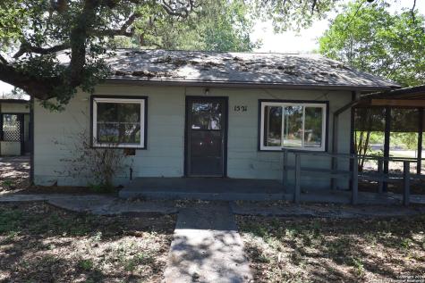 1521 1st Street Pleasanton TX 78064