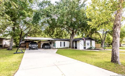 601 Monticello Circle Devine TX 78016