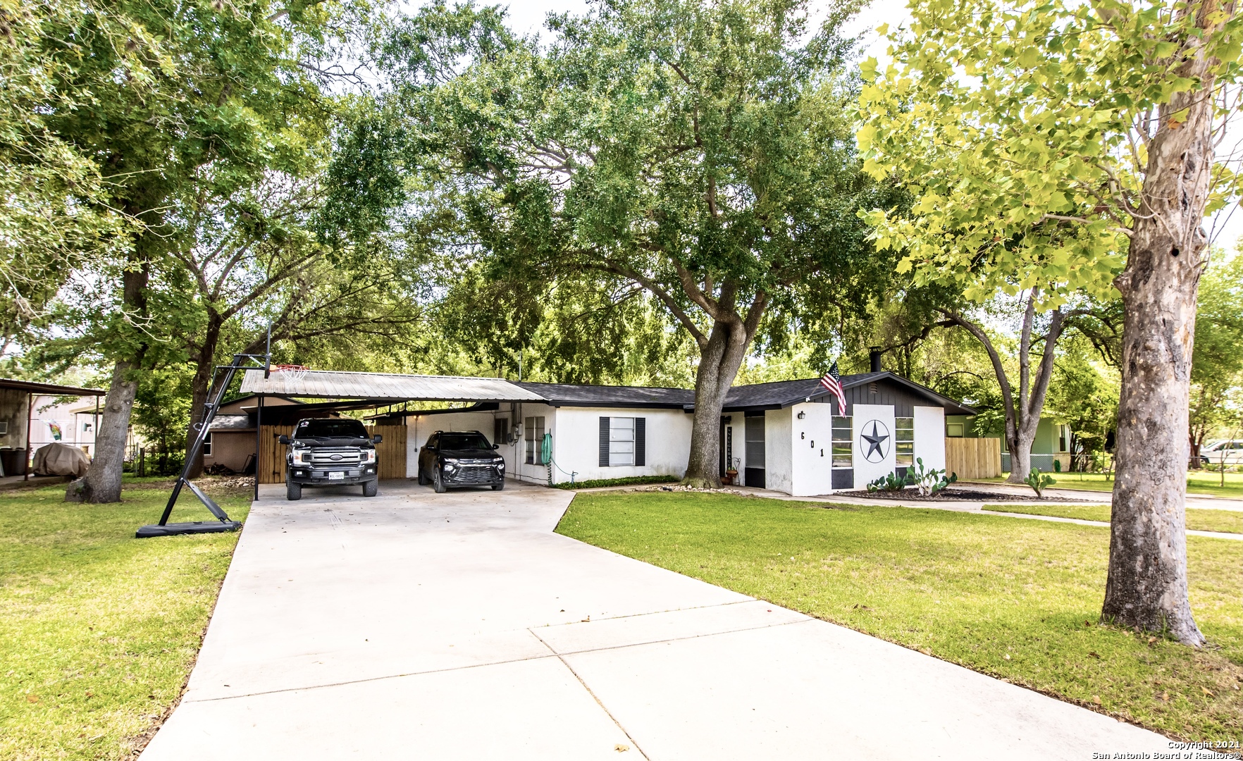 601 Monticello Circle Devine TX 78016