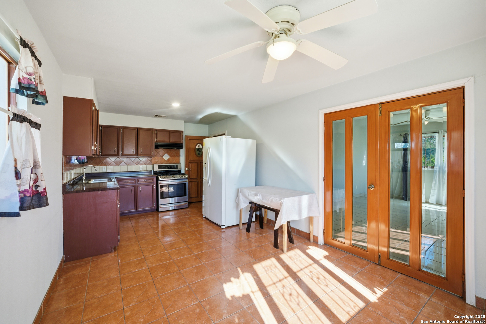 406 N Rancho Nixon TX 78140
