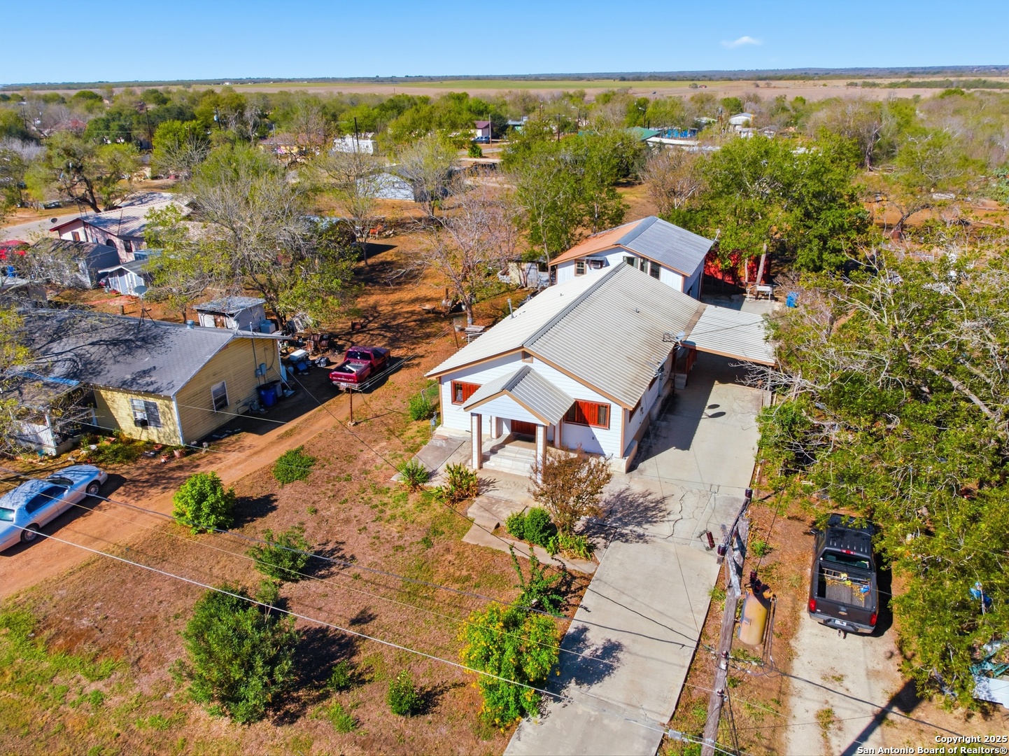 406 N Rancho Nixon TX 78140