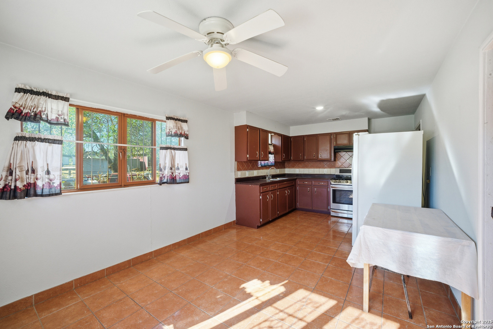 406 N Rancho Nixon TX 78140