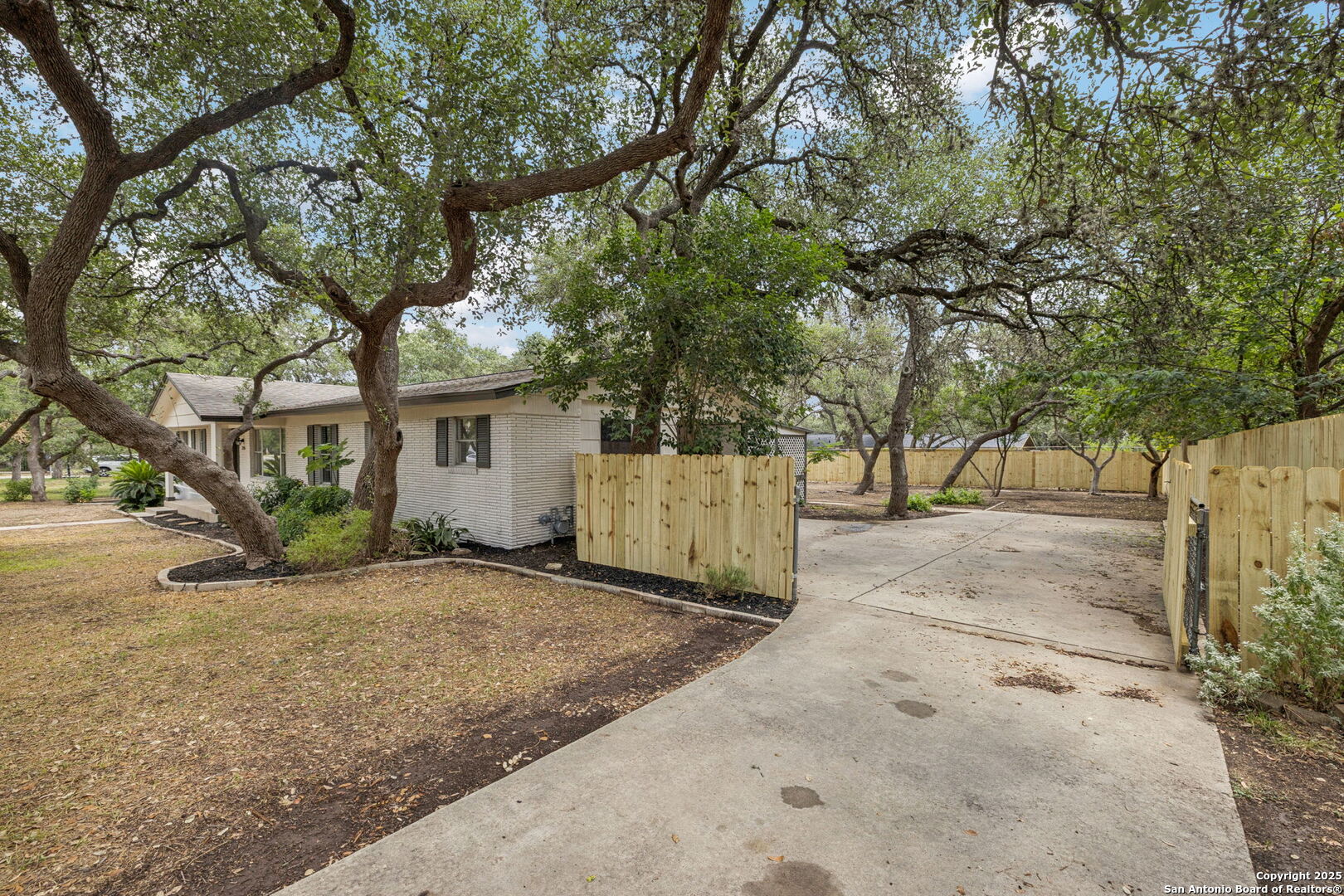 320 El Portal Hollywood Park TX 78232