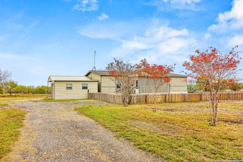 609 Country Trail Pleasanton TX 78064