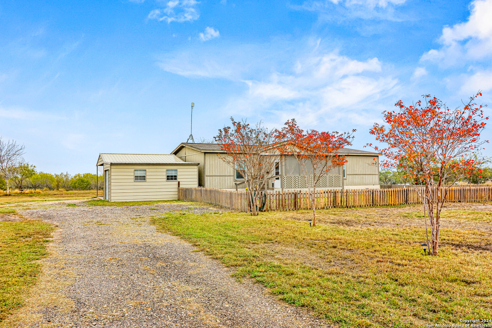 609 Country Trail Pleasanton TX 78064