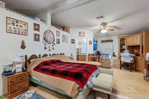 300 County Road 307 Floresville TX 78114
