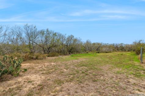 300 County Road 307 Floresville TX 78114