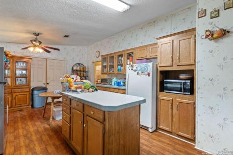 300 County Road 307 Floresville TX 78114