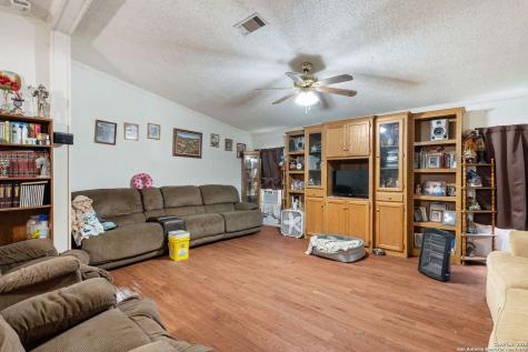 300 County Road 307 Floresville TX 78114