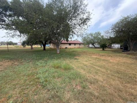 305 E Hugo Street Dilley TX 78017